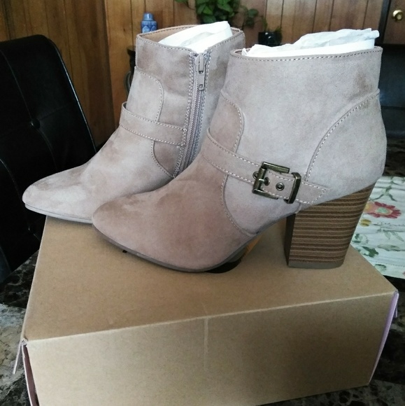 Boots - Picture 2 of 5